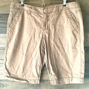 Women’s 10 khaki shorts with belt buckles and pockets